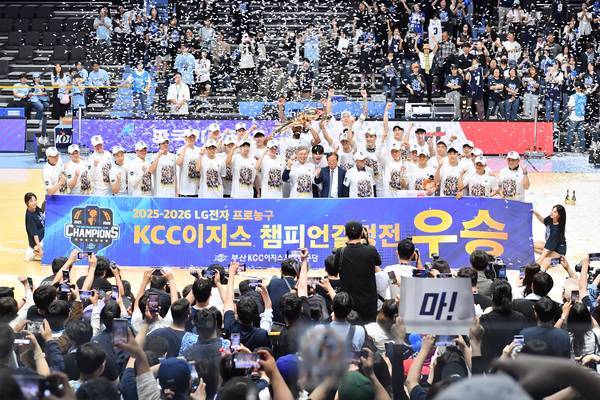 지난 13일 고양소노아레나에서 열린 2025-2026 KBL 플레이오프 챔피언 결정전 5차전 경기에서 챔피언 자리에 오른 부산 KCC 선수들. 2026.5.13 /KBL 제공