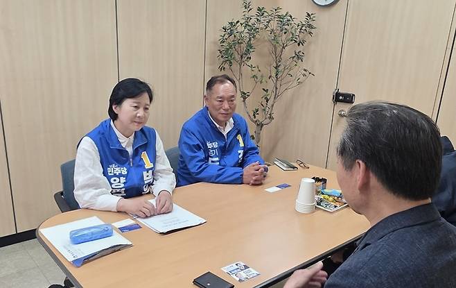 지난 14일 한국마사회 본사를 방문한 더불어민주당 박은미 양평군수 후보와 정인봉 도의원 후보가 마사회 미래전략본부장을 만나 한국마사회 본사 양평 이전 가능성에 대한 실질적인 대화를 나누고 있다. 사진=박은미 후보 선거사무소