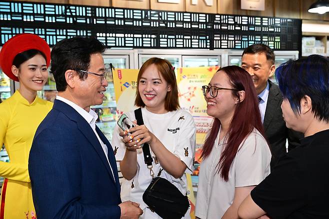 이철우 국민의힘 경북도지사 후보가 경북도지사 재직 시절 베트남 K-마트, K-푸드 전시행사에 참석해 현지인들과 소통하고 있다./이철우 후보 제공