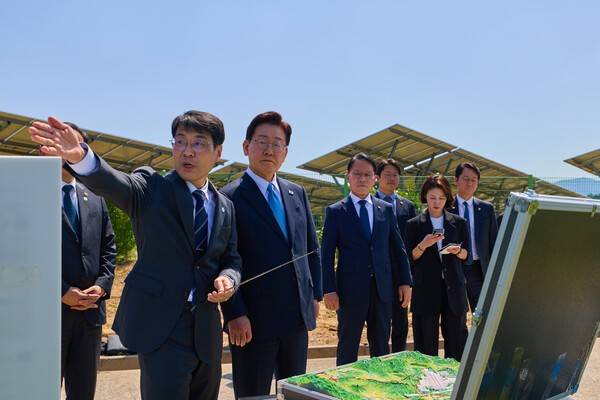 이재명 대통령이 15일 경북 의성군 대구경북통합신공항 건설 예정부지를 방문해 관계자의 설명을 듣고 있다. 연합뉴스