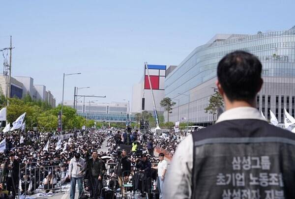 삼성전자 초기업노조가 지난 23일 경기도 평택시 평택캠퍼스 앞에서 진행한 투쟁결의대회 참석 모습 (사진=삼성전자 초기업노조)