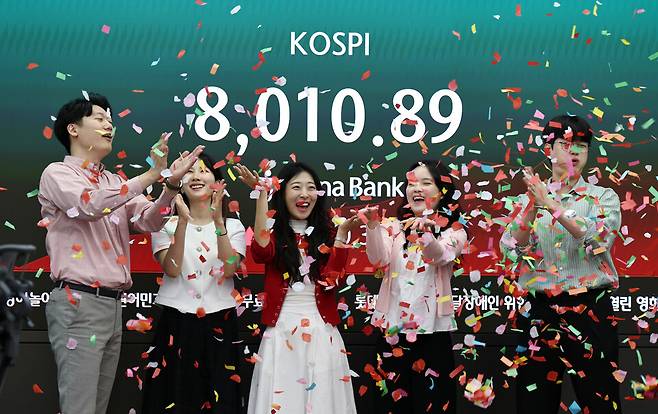 하나은행 직원들이 15일 서울 을지로 본사 딜링룸에서 코스피 8000 돌파를 기념하는 세리머니를 진행하고 있다. / 사진=연합뉴스