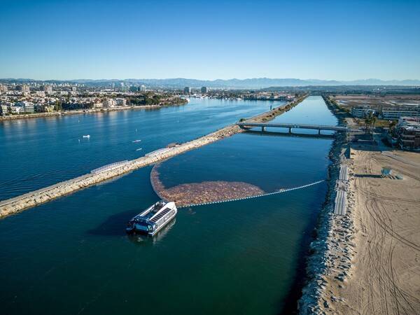 LA 발로나 크릭(Ballona Creek) 하천에 설치된 '인터셉터 007'을 통해 수거된 폐기물을 하역 중인 모습[출처=오션클린업(The Ocean Cleanup)]