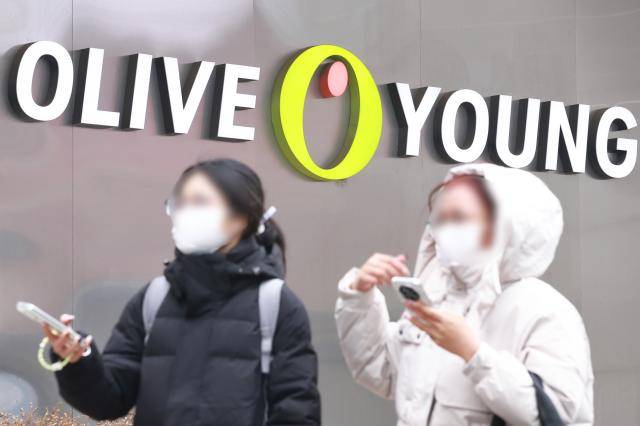 작년 500대 기업 고용현황 결과…CJ올리브영 최다 증가    서울연합뉴스 진연수 기자  K-뷰티 수혜를 입은 CJ올리브영이 2천 명 이상 고용을 늘린 것으로 나타났다     기업데이터연구소 CEO스코어는 11일 매출액 기준 500대 기업 중 분할·합병 등이 있는 기업을 제외한 476개 기업을 대상으로 국민연금 가입자 기준 고용 현황을 조사한 결과를 공개했다 고용이 증가한 기업은 222개사466였고 이 가운데 고용을 가장 많이 늘린 기업은 CJ올리브영으로 2천518명211 증가했다 CJ올리브영은 K-뷰티 시장 성장에 따른 브랜드 수요 증가와 점포 확대로 매장과 인력을 크게 늘렸다     사진은 이날 서울 시내 올리브영 매장 모습 2026211    jin90ynacokr2026-02-11 142014저작권자 ⓒ ㈜연합뉴스 무단 전재 재배포 금지 AI 학습 및 활용 금지저작권자 ⓒ ㈜연합뉴스 무단 전재 재배포 금지 AI 학습 및 활용 금지