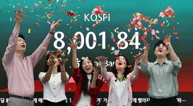 코스피가 사상 처음으로 장중 8000선을 돌파하며 '꿈의 8천피' 시대를 열었다. 15일 서울 하나은행 본점 딜링룸에서 코스피 8천 기념 세리머니가 진행되고 있다. [사진=연합뉴스]