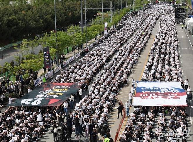 삼성전자 노동조합 공동투쟁본부 조합원들이 23일 오후 경기 평택시 삼성전자 평택캠퍼스 앞에서 열린 4.23 투쟁 결의대회에서 손팻말을 들고 구호를 외치고 있다. 사진=이수길 기자
