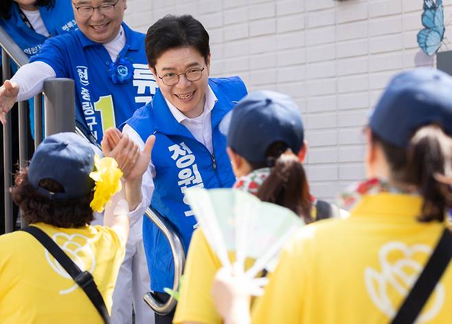 ▲15일 오후 서울 중랑구 먹골역 7번 출구 앞에서 열린 '중랑 하나씩 착착! 제18회 중랑 서울장미축제' 현장에서 정원오 더불어민주당 서울시장 후보가 시민들과 인사를 나누고 있다. 사진=정원오 캠프