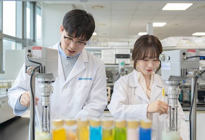 스킨케어 연구소 연구원들. [제공=한국콜마]
