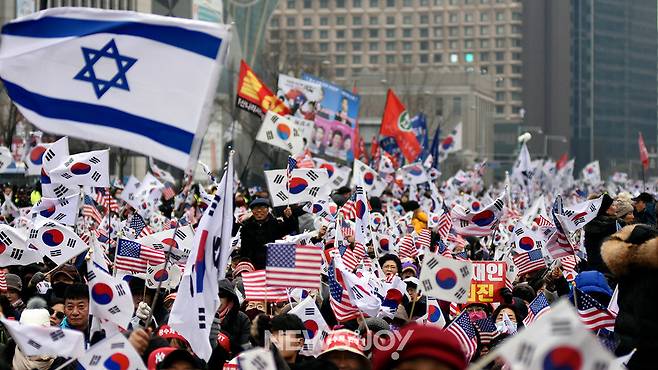 태극기 집회에 등장하는 이스라엘 국기. 뉴스앤조이 자료 사진