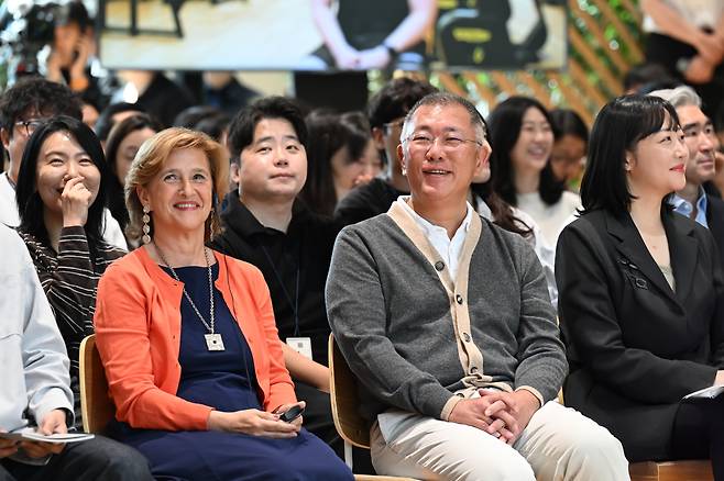 현대차그룹 양재사옥에서 열린 로비 스토리 타운홀에 참석한 정의선(오른쪽) 회장과 알렉산드라 빌레가스(왼쪽) 산느 디자인 디렉터. 사진=현대차그룹