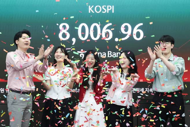 코스피가 장중 사상 처음으로 8000선을 돌파한 15일 오전 서울 중구 하나은행 딜링룸에서 직원들이 축하 세레머니를 하고 있다.이날 코스피는 전 거래일 대비 29.66포인트(0.37%) 내린 7951.75에 거래를 시작했다.(사진=뉴스1)
