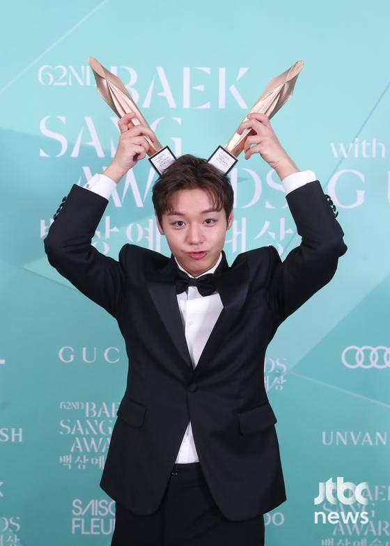 배우 박지훈이 '제62회 백상예술대상'에서 영화부문 남자 신인 연기상과 네이버 인기상을 수상한 후 2관왕 트로피 세리머니를 하고 있다. 방송·영화·연극과 뮤지컬을 아우르는 국내 유일무이 종합 예술 시상식 '제62회 백상예술대상 with 구찌'는 8일 오후 7시 50분 서울 강남구 코엑스 D홀에서 개최됐다. 특별취재반 / 2026. 05. 08/
