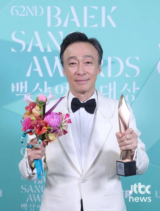 배우 이성민이 '제62회 백상예술대상'에서 영화부문 남자 조연상을 수상한 후 트로피 세리머니를 하고 있다. 방송·영화·연극과 뮤지컬을 아우르는 국내 유일무이 종합 예술 시상식 '제62회 백상예술대상 with 구찌'는 8일 오후 7시 50분 서울 강남구 코엑스 D홀에서 개최됐다. 특별취재반 / 2026. 05. 08/