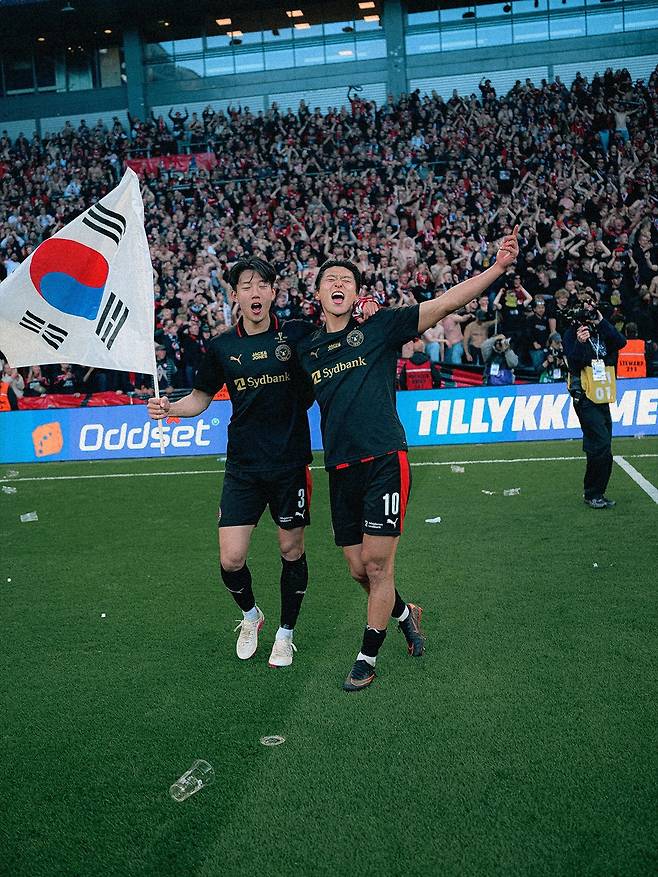 미트윌란 조규성과 이한범이 15일(한국시간) 덴마크 코판하겐의 파르켄에서 열린 2025-26 DBU 포칼렌 결승전에서 승리 후 기뻐하고 있다. (미트윌란 페이스북 캡처)