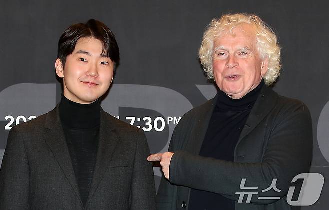 2024년 내한 공연 때 ‘전설의 마에스트로’ 사이먼 래틀 경(오른쪽)과 피아니스트 조성진. ⓒ 뉴스1 오대일 기자
