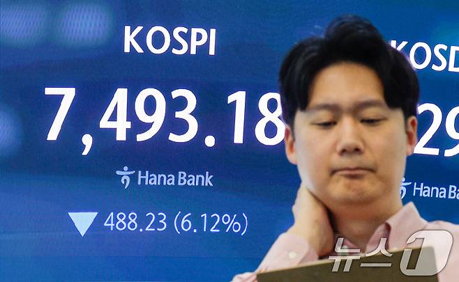 코스피가 장중 사상 처음으로 8000포인트를 돌파했다가 7490선에서 거래를 마감한 15일 오후 서울 중구 하나은행 본점 딜링룸에 종가가 나오고 있다. 2026.5.15 ⓒ 뉴스1 안은나 기자