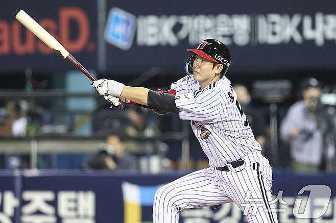 12일 오후 서울 송파구 잠실야구장에서 열린 프로야구 '2026 신한은행 SOL KBO리그' 삼성 라이온즈와 LG 트윈스의 경기, 6회말 선두타자 홍창기가 안타를 치고 있다. 2026.5.12 ⓒ 뉴스1 김도우 기자