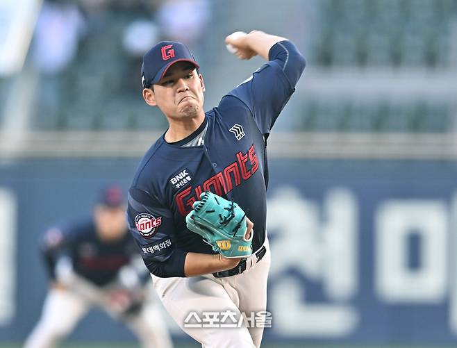 롯데 선발투수 김진욱이 15일 서울 잠실구장에서 열린 2026 KBO리그 두산전에서 역투하고 있다. 잠실 | 최승섭기자 thunder@sportsseoul.com