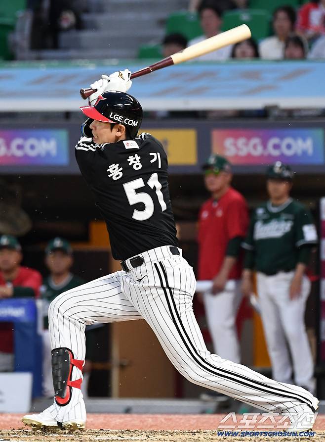 15일 인천SSG랜더스필드에서 열린 SSG와 LG의 경기. 4회초 1사 2루 LG 홍창기가 안타를 날리고 있다. 인천=박재만 기자 pjm@sportschosun.com/2026.05.15/