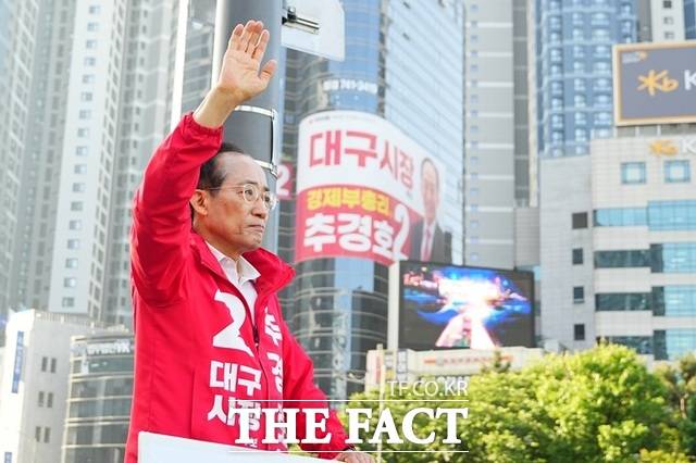 추경호 국민의힘 대구시장 후보가 15일 수성구 범어네거리에서 출근길 인사를 하고 있다. /추경호 선거캠프