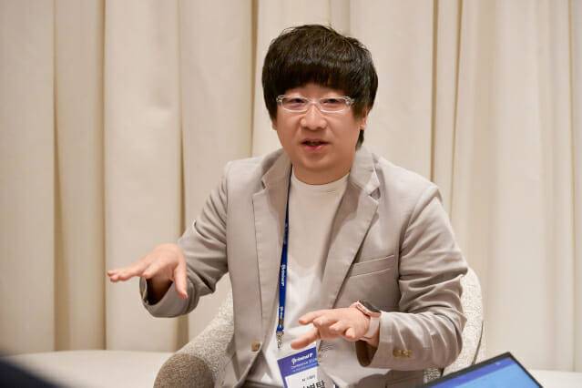 강병탁 AI스페라 대표가 인터뷰 중 내달 출시 목표인 'AITEM' 솔루션에 대해 설명하고 있다.(사진=AI스페라)