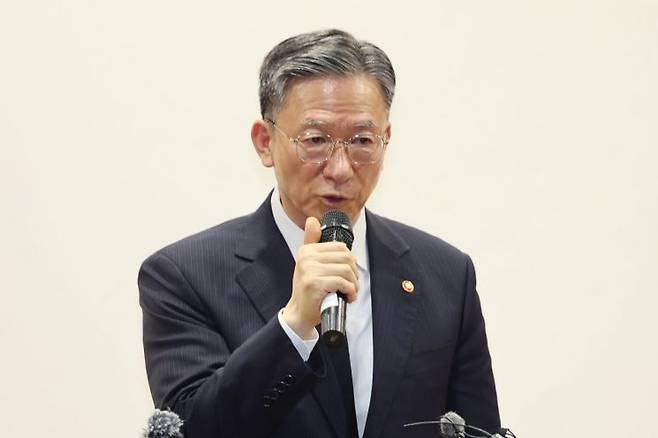 정성호 법무부 장관이 15일 광주 북구 운정동 국립5·18민주묘지를 찾아 참배한 뒤 발언하고 있다. 연합뉴스