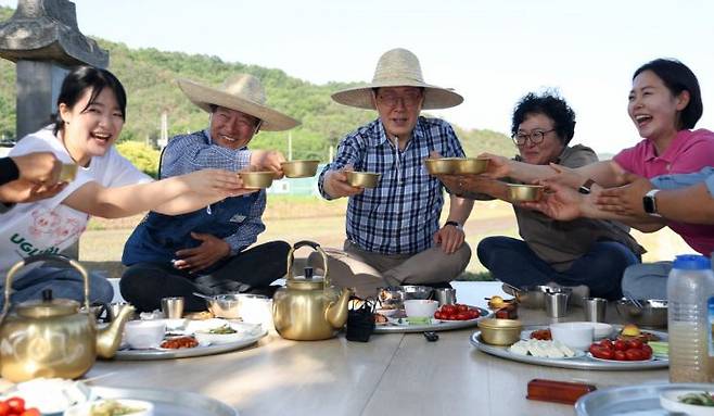 이재명 대통령이 15일 대구 군위군 소보면 모내기 현장에서 주민들과 새참을 먹으며 건배를 하고 있다. 2026.5.15 연합뉴스
