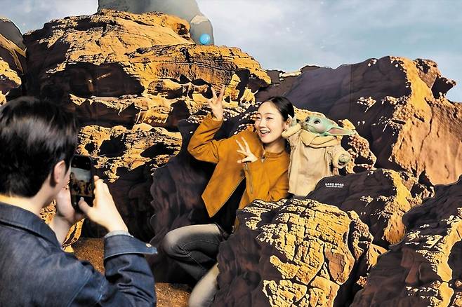 테마존에서 스타워즈 인기 캐릭터 ‘그로구’와 함께 포즈를 취하고 있다.
