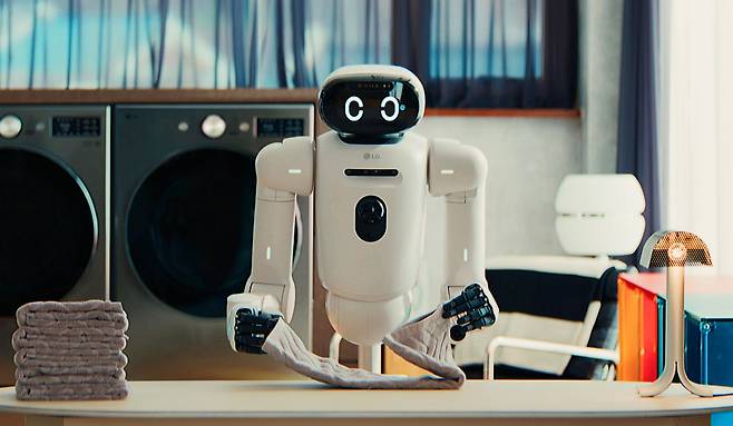 iF 디자인 어워드 2026에서 본상을 수상한 홈로봇 'LG 클로이드'의 모습. /LG전자