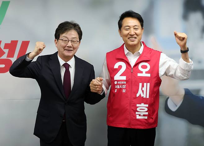 오세훈 국민의힘 서울시장 후보(오른쪽)가 14일 오전 서울 종로구 선거사무소에서 유승민 전 의원을 만나 인사를 나누고 있다. /뉴스1