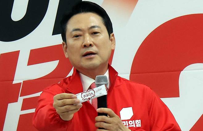 장동혁 국민의힘 대표가 14일 세종시장 선거에 출마한 최민호 후보의 선대위 출범식에 참석해 쌍방울 대북송금 수사 과정에서 '검사의 연어 술파티 회유' 등 각종 의혹이 제기 됐으나 실제는 과자를 제공한 게 다였다고 말하며 해당 과자를 들어보이고 있다. 연합뉴스
