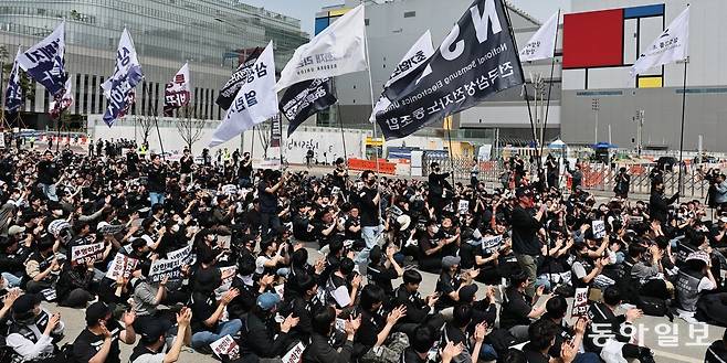 지난달 23일 경기 평택시 삼성전자 평택캠퍼스에서 삼성전자 노조 결의대회가 열리고 있다. 삼성전자 노조가 17일부터 파업을 예고한 가운데 현실화될 경우 100조 원대의 손실이 생길 것이란 관측이 나온다. 동아일보 DB