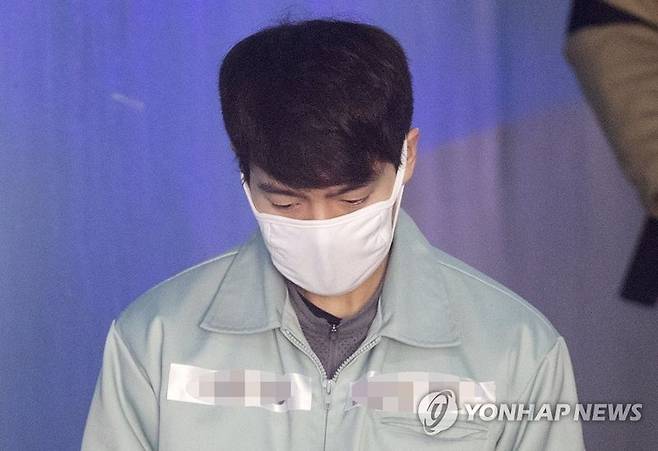 음주운전 처벌 수위를 강화한 '윤창호법'을 적용받아 기소된 뮤지컬 배우 손승원씨가 지난 2019년 4월 11일 오전 서초구 서울중앙지법에서 열린 1심 선고공판에 출석하기 위해 호송차에 내려 법정으로 향하고 있다.