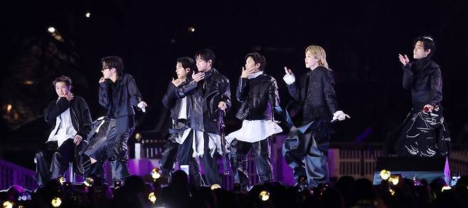 그룹 방탄소년단(BTS)이 지난 3월 21일 서울 광화문 광장에서 정규 5집 '아리랑'(ARIRANG) 발매를 기념해 무료 공연 'BTS 컴백 라이브: 아리랑'(BTS THE COMEBACK LIVE｜ARIRANG)을 열고 있다. 연합뉴스