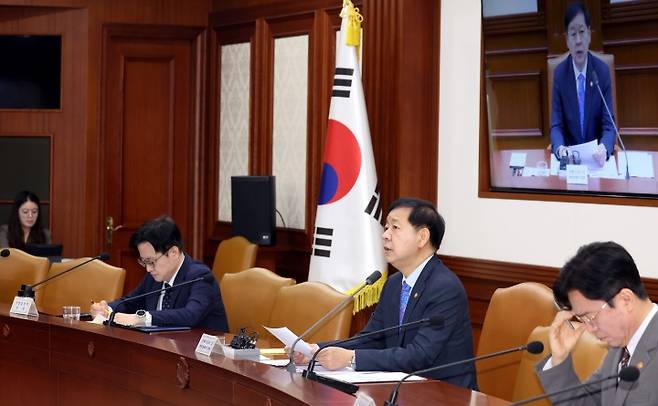 구윤철 경제부총리 겸 재정경제부 장관이 15일 서울 종로구 세종대로 정부서울청사에서 열린 비상경제본부회의 겸 경제관계장관회의에서 모두 발언을 하고 있다. 2026.5.15. (ⓒ뉴스1, 무단 전재-재배포 금지)
