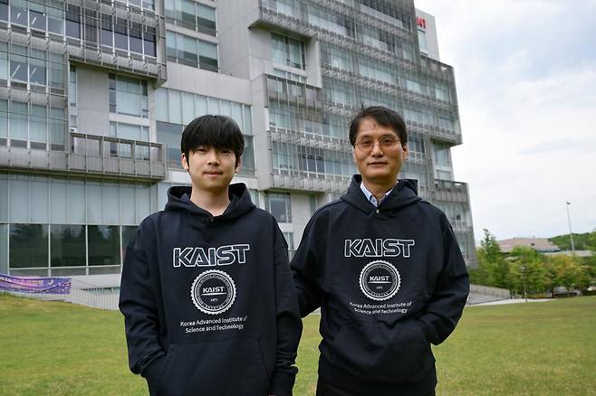 포용적 인공지능(AI)을 연구하는 가현욱(오른쪽) 카이스트 교수와 정인서 학생이 11일 대전 유성구 카이스트 본원에서 카메라를 바라보며 미소를 짓고 있다. 대전=하상윤 기자