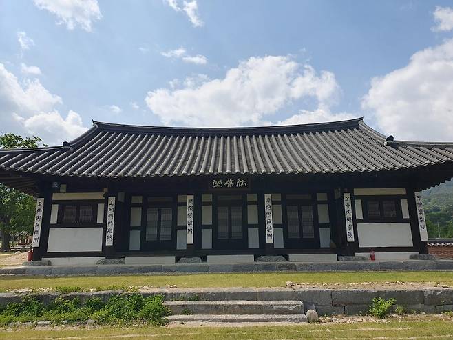 전북 남원시 지리산 실상사의 휴휴당에 편액과 주련이 달려 있다. 실상사 제공