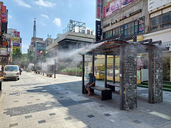 광명시 철산상업지구 로데오거리(철산동 528 일원)에 설치된 증발냉방장치(쿨링포그). [사진=광명시]