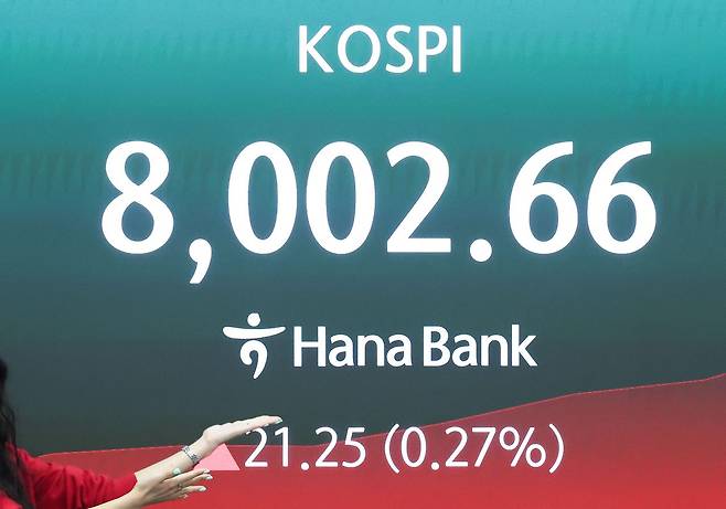 코스피가 개장 직후 8000선을 넘어 사상 최고치를 기록한 15일 서울 중구 하나은행 본점 딜링룸 전광판에 코스피 지수가 표시되고 있다. 뉴스1