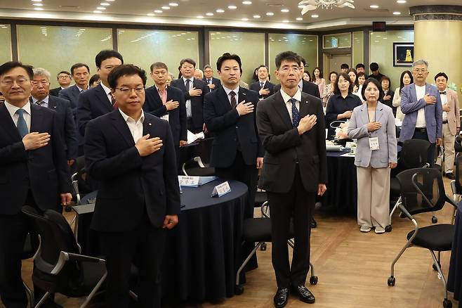 강주호 한국교원단체총연합회 회장(가운데)이 15일 서울 서초구 교총회관에서 열린 '제45회 스승의 날 기념식 및 제74회 교육공로자표창식'에서 참석자들과 국민의례를 하고 있다. 연합뉴스