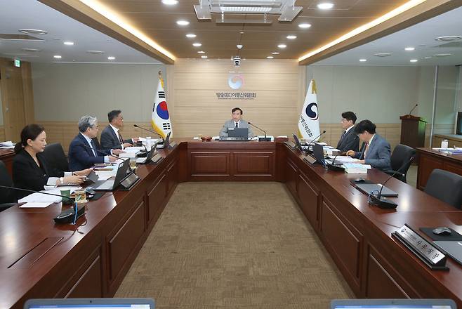 방미통위는 15일 정부과천청사에서 열린 제10차 전체회의에서 보도전문채널의 사추위 구성과 관련해 시정명령 등을 의결했다. /방미통위 제공