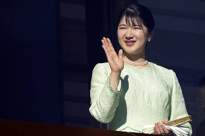 지난해 1월 새해 축하 행사에서 아이코 공주가 국민들에게 손을 흔들고 있다.  AP연합뉴스