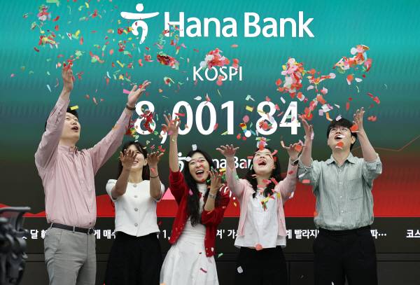 15일 서울 하나은행 본점 딜링룸에서 코스피 8000포인트 기념 세리머니가 진행되고 있다. 연합뉴스
