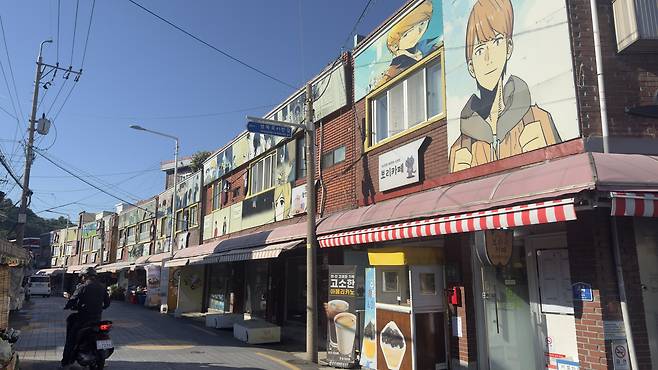 Webtoon Ibagu-gil in Beomil-dong, Dong DIstrict, on May 5. [WOO JI-WON]