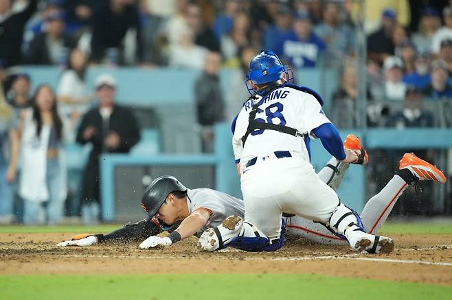 샌프란시스코 자이언츠의 이정후가 15일(한국시간) 2026 미국프로야구 메이저리그(MLB) LA 다저스와의 경기에서 헤드퍼스트 슬라이딩으로 홈을 파고들며 인사이드 더 파크 홈런을 완성했다. 로이터연합뉴스
