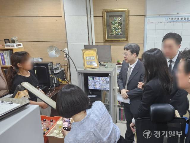 15일 인천 강화군 장애인거주시설 색동원에서 엄기표 서울중앙지방법원 판사가 CCTV 설치현황을 확인하고 있다. 박기웅기자