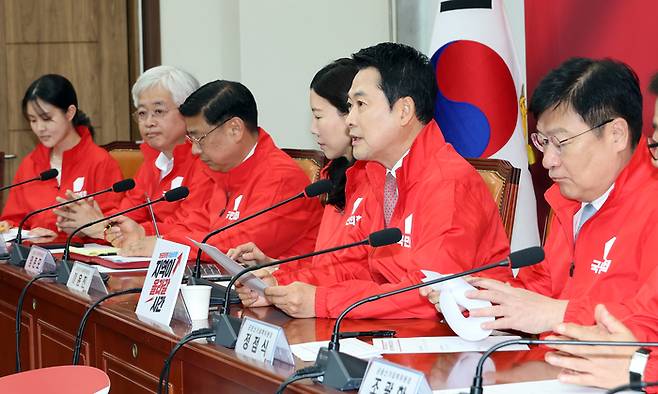 장동혁 국민의힘 대표가 15일 국회에서 열린 중앙선거대책위원회의 첫 회의를 주재하고 있다. [연합뉴스]