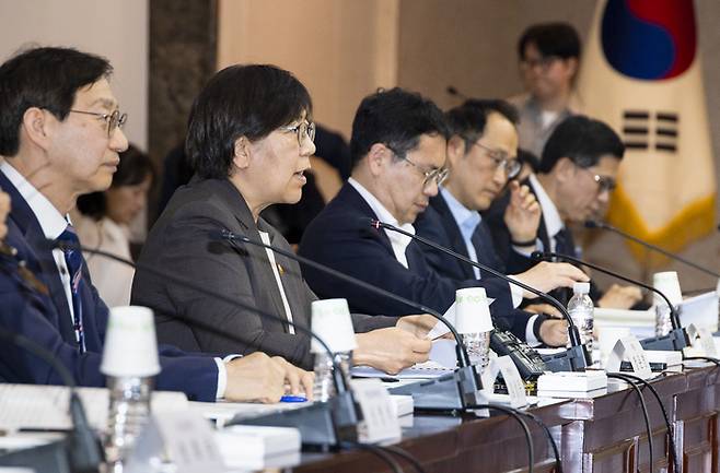 정은경 보건복지부 장관이 15일 정부서울청사에서 열린 2026년도 제4차 국민연금기금운용위원회 회의에서 발언하고 있다. [사진=보건복지부]