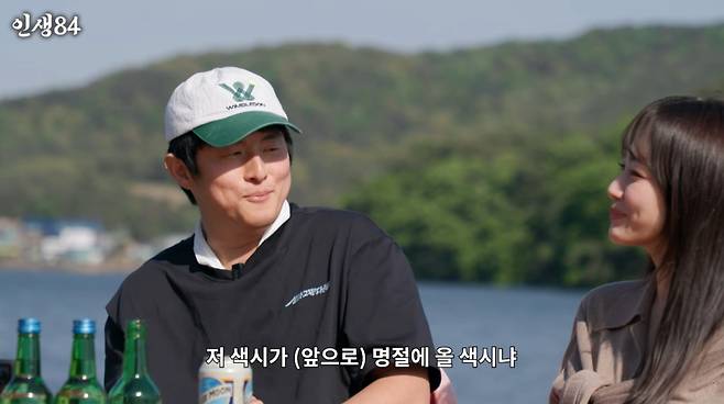 지난 14일 공개된 유튜브 영상에서 웹툰작가 겸 방송인 기안84가 15살 어린 강미나에게 호감을 보여 눈길을 끌었다. /사진=유튜브 영상 갈무리
