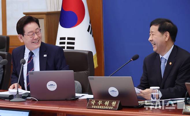 [서울=뉴시스] 최동준 기자 = 이재명 대통령이 12일 청와대에서 열린 국무회의 겸 제8차 비상경제점검회의에서 발언하고 있다. 오른쪽은 구윤철 부총리 겸 재정경제부 장관. 2026.05.12. photocdj@newsis.com